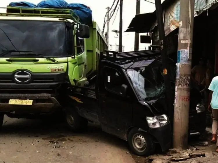 Truk Tanah Seruduk Mobil Pick Up di Jalan Raya Kosambi Timur