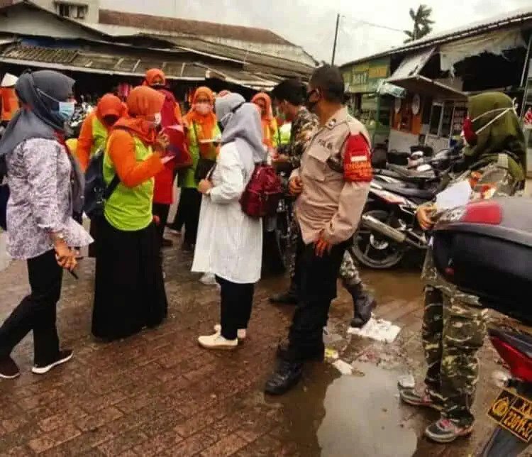 Sosialisasikan 4M, Bagikan 2.400 Masker dan Hand Sanitizer di Pasar