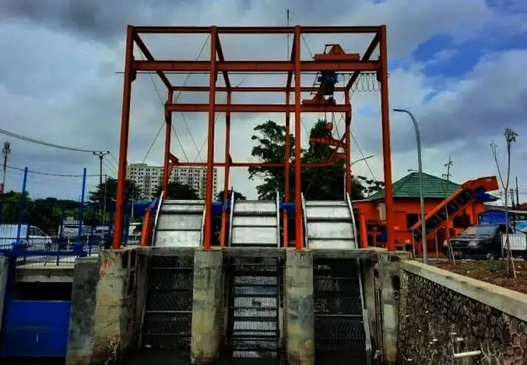 Pemkot Tangerang Tanggulangi Sampah dengan Trash Rack