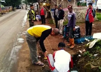 Cegah Banjir, Warga Cikasungka Bersihkan Lingkungan