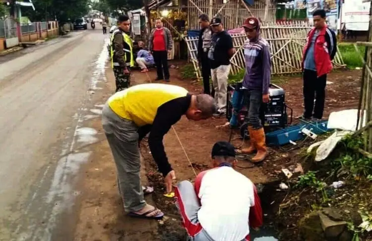 Cegah Banjir, Warga Cikasungka Bersihkan Lingkungan