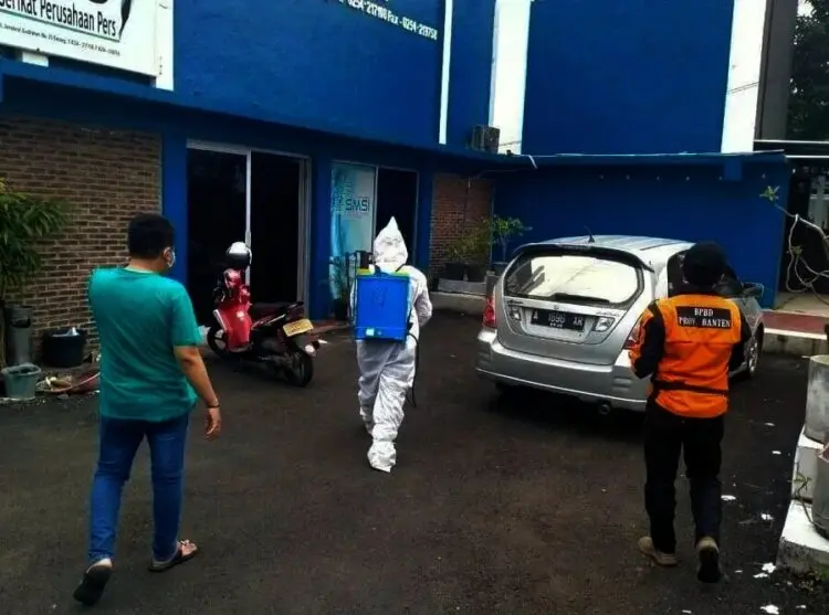 Cegah Covid-19, Sekretariat PWI Banten Disemprot Disinfektan