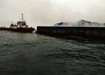 Kapal Tongkang Batu Bara Terbakar Di Perairan Pulo Ampel