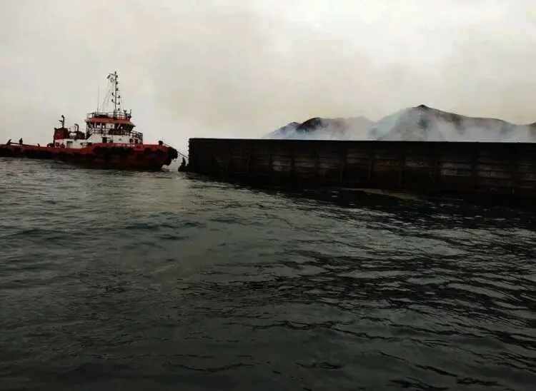 Kapal Tongkang Batu Bara Terbakar Di Perairan Pulo Ampel