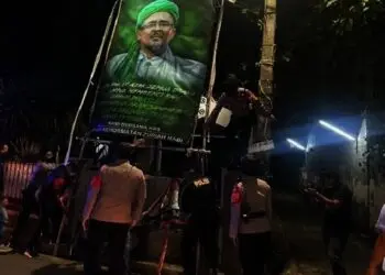 Polisi Copot Paksa Atribut FPI di Wilayah Tangsel