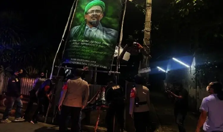 Polisi Copot Paksa Atribut FPI di Wilayah Tangsel