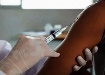 Vaksin Covid-19 Disuntikkan Tenaga Kesehatan Secara Bertahap