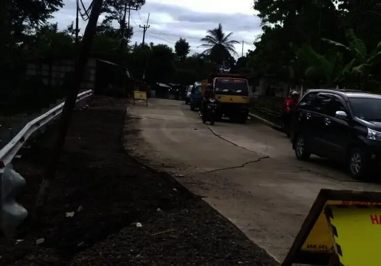 Kontraktor Jalan Kaduagung Harus Bongkar Jalan Meski Baru Diperbaiki