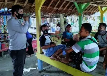 Polisi Bubarkan Kerumunan di Pantai Pasir Putih Carita