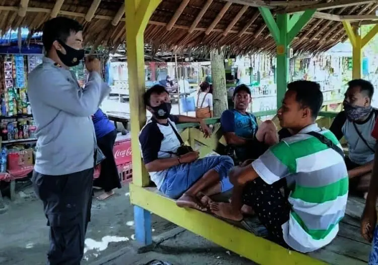 Polisi Bubarkan Kerumunan di Pantai Pasir Putih Carita
