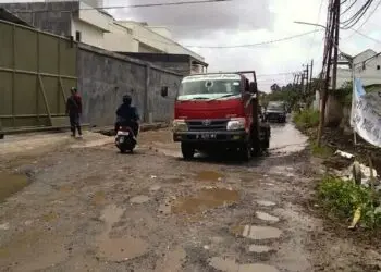 Jalan Iskandar Muda Rusak Parah, Warga Kedaung Wetan Mengeluh