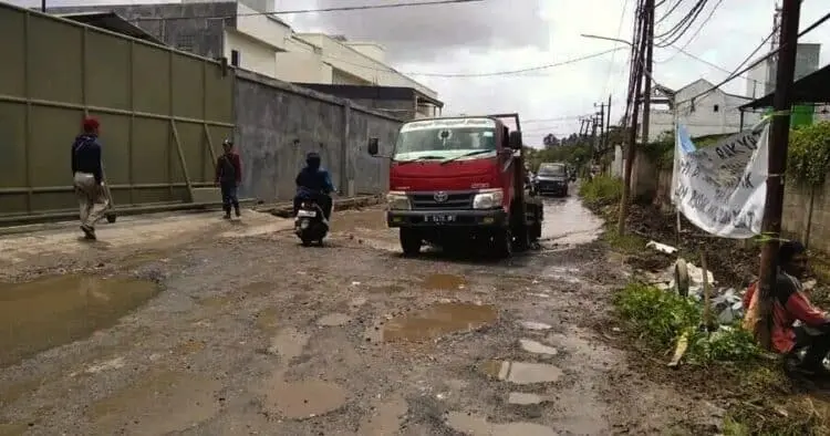 Jalan Iskandar Muda Rusak Parah, Warga Kedaung Wetan Mengeluh