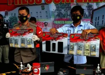 Uang Dolar Palsu Senilai 1,4 Miliar Disita, 3 Orang Pengedar Ditangkap