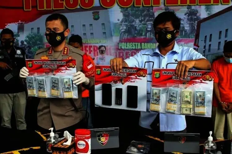 Uang Dolar Palsu Senilai 1,4 Miliar Disita, 3 Orang Pengedar Ditangkap