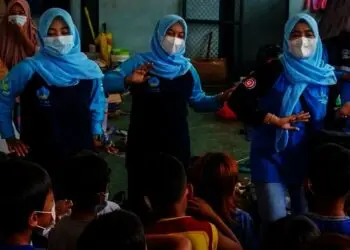 Bermain Bersama Anak-anak Pengungsi Banjir