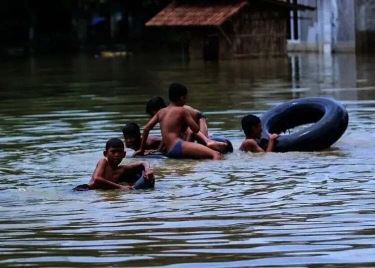 Pemukiman Warga Tergenang Banjir di Kresek