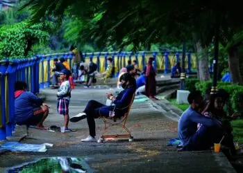 Menikmati sore di Bantaran Sungai Cisadane