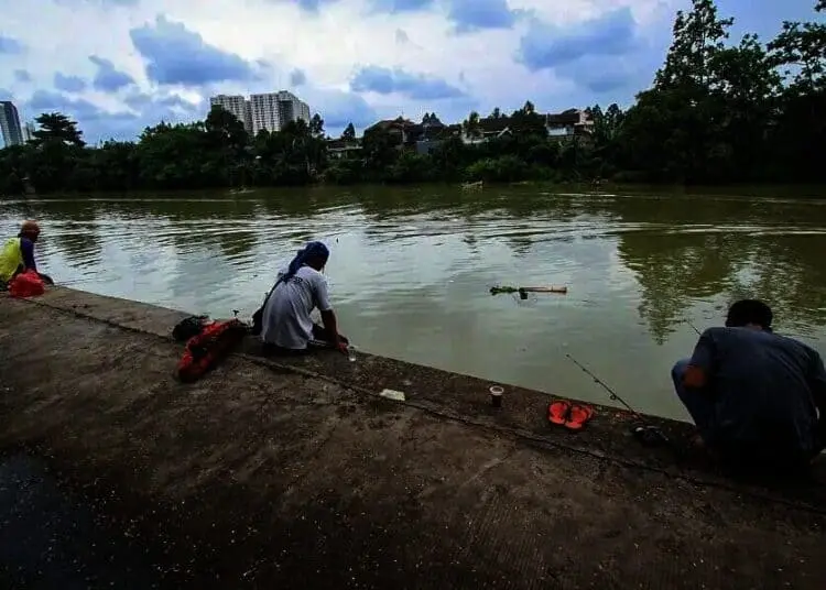 Menikmati sore di Bantaran Sungai Cisadane