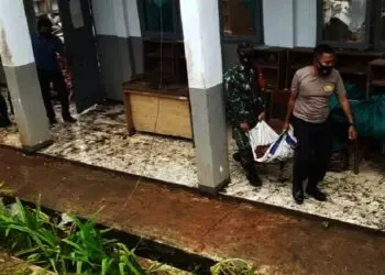 Gotong Royong Bersihkan Puing Perpustakaan dan Lab SMAN12