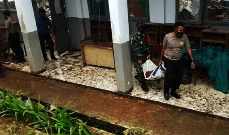 Gotong Royong Bersihkan Puing Perpustakaan dan Lab SMAN12