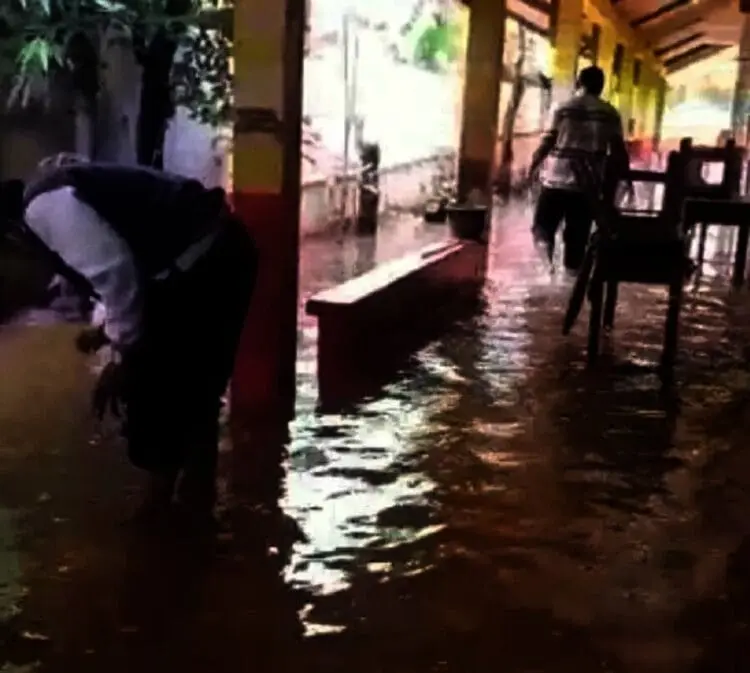 Drainase Tersumbat, SDN Belimbing III Sempat Kebanjiran