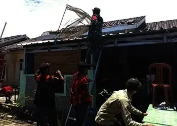 TNI Pandeglang Bantu Merapikan Rumah Warga Korban Angin Kencang