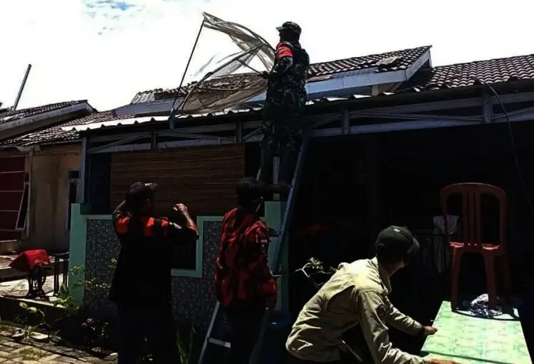 TNI Pandeglang Bantu Merapikan Rumah Warga Korban Angin Kencang