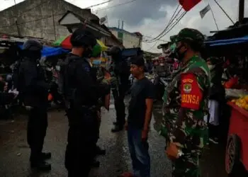 Batalyon C Pelopor Brimob Polda Metro Jaya Bagikan Masker di Pasar