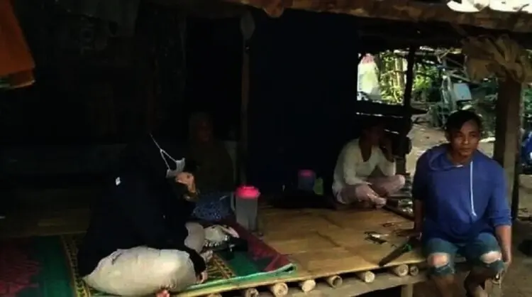 Kasihan, Mak Heni Tinggal di Rumah Tak Layak