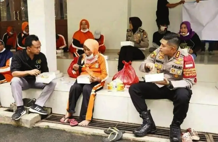 Kapolresta dan Insan Pers Ngemper Bareng Pesapon di Tigaraksa
