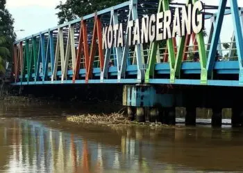Hujan Picu Penambahan Volume Sampah di Sungai Cisadane