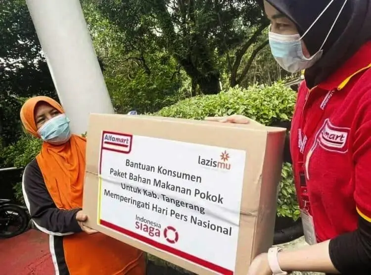 LazisMu dan Alfamart Bersama PWI Salurkan Donasi Konsumen