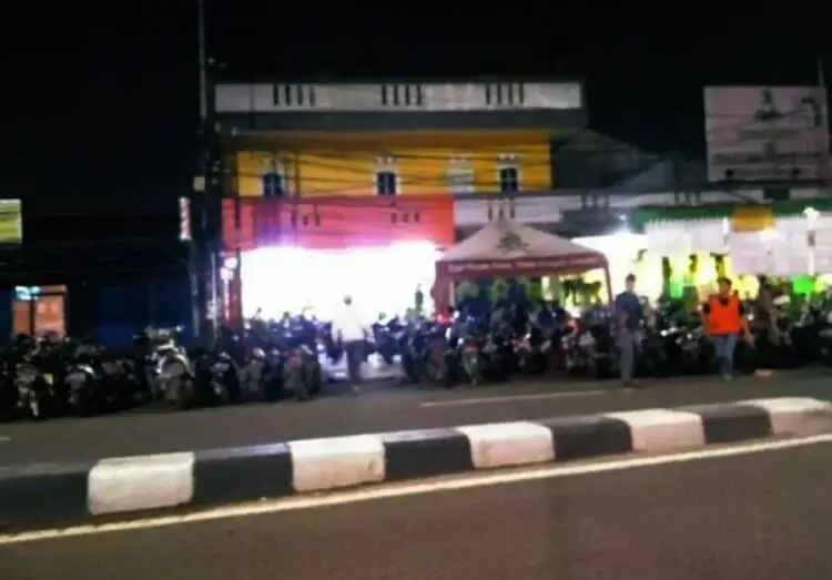 Pengendara Mobil Diintimasi Sejumlah Tukang Parkir