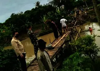 Sempat Putus Diterjang Air, Jembatan Bambu Sukamunclak Diperbaiki