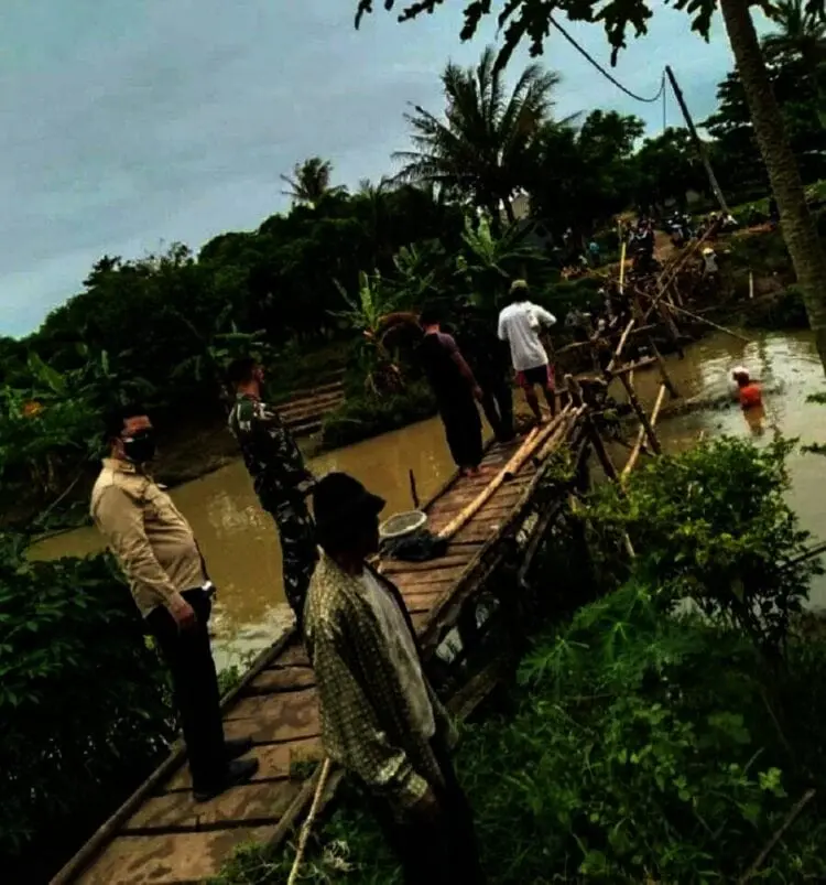 Sempat Putus Diterjang Air, Jembatan Bambu Sukamunclak Diperbaiki