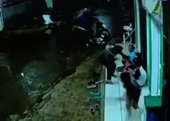 Lagi Asik Nongkrong, Ponsel Dijambret Pemuda Bersajam