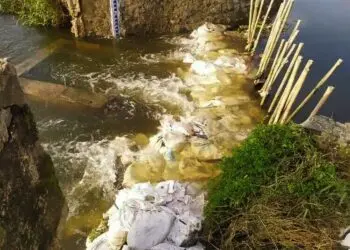 Pemkab Tangerang Tangani Tanggul Jebol dengan Tumpukan Pasir