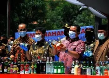3.140 Botol Miras di Kota Tangerang Dimusnahkan