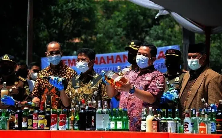 3.140 Botol Miras di Kota Tangerang Dimusnahkan