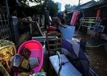 Bersih-Bersih Rumah Pasca Banjir di Ciledug Indah