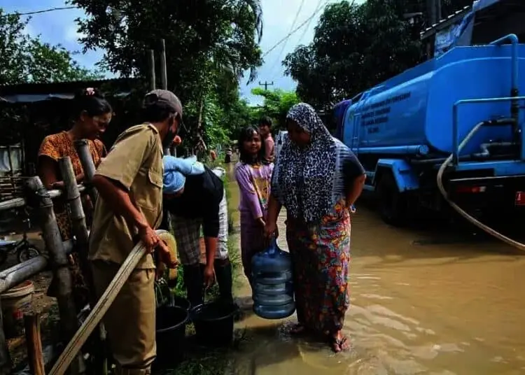Distribusi Air Bersih di Pemukiman Terdampak Banjir