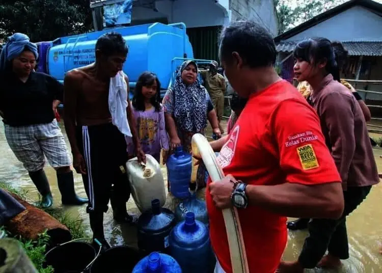 Distribusi Air Bersih di Pemukiman Terdampak Banjir