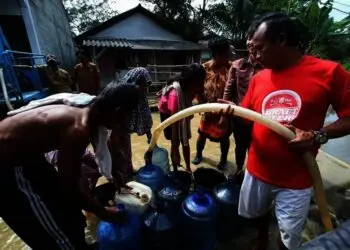 Distribusi Air Bersih di Pemukiman Terdampak Banjir