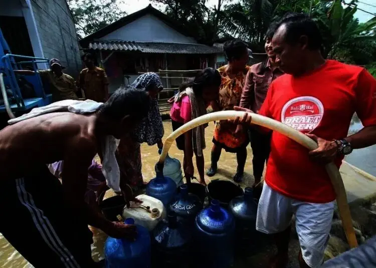 Distribusi Air Bersih di Pemukiman Terdampak Banjir