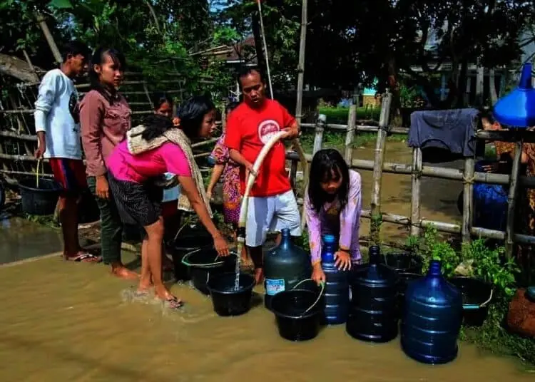 Distribusi Air Bersih di Pemukiman Terdampak Banjir
