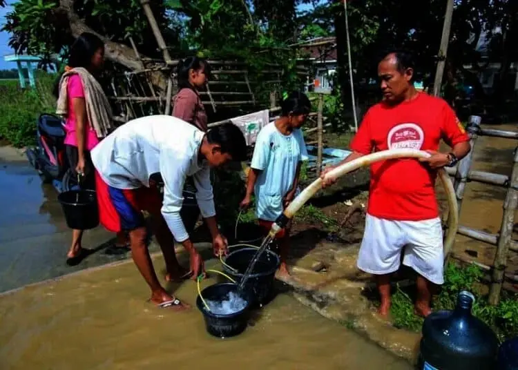 Distribusi Air Bersih di Pemukiman Terdampak Banjir