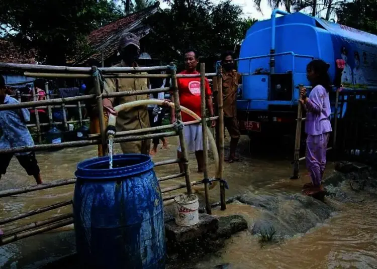 Distribusi Air Bersih di Pemukiman Terdampak Banjir