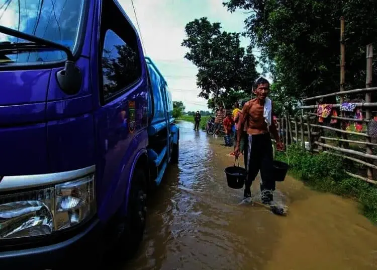 Distribusi Air Bersih di Pemukiman Terdampak Banjir
