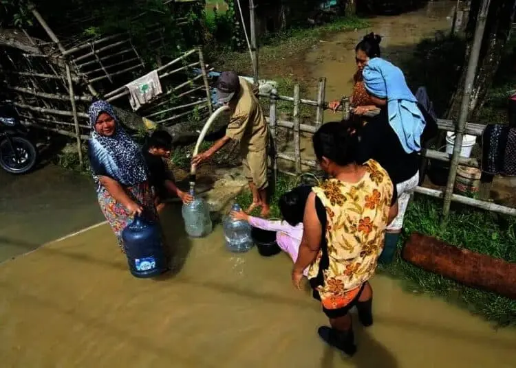 Distribusi Air Bersih di Pemukiman Terdampak Banjir