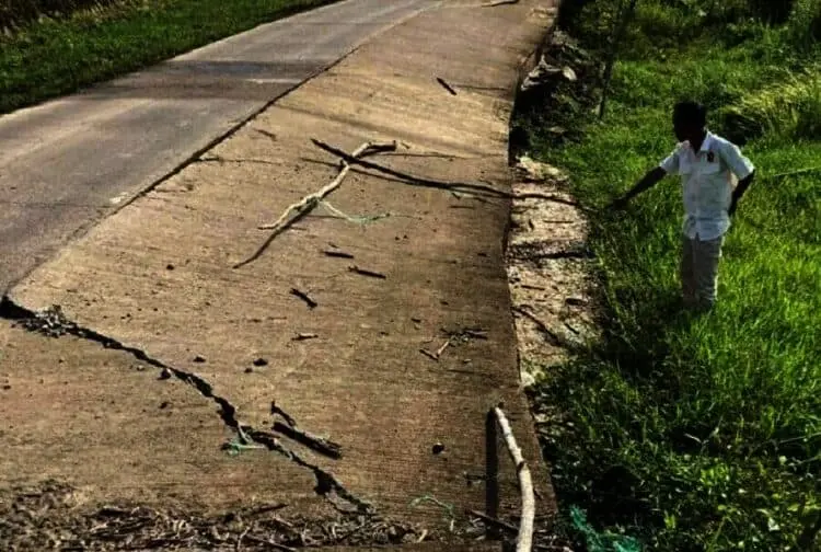 Kualitas Pembangunan Buruk, Jalan Raya Sobang-Tela Amblas